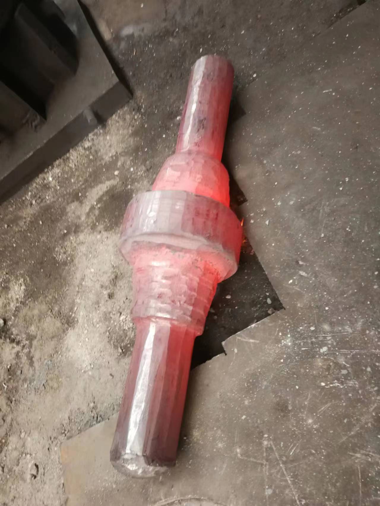Jakie są zasady procesu kucia podczas kucia?