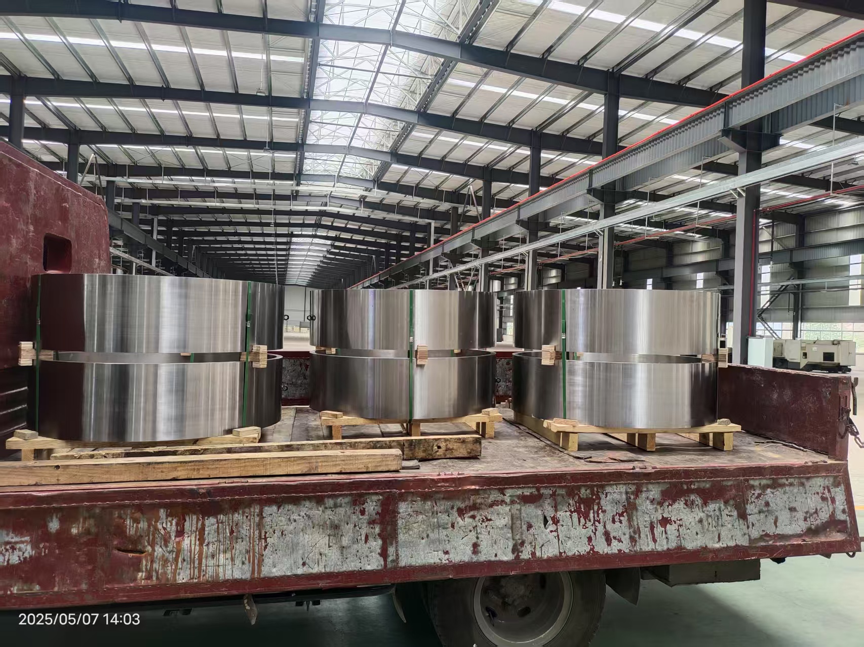 Do jakiego rodzaju odkuwek urządzeń mechanicznych nadają się odkuwki osi przedniej osi drążonej?